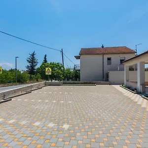 Nikola Apartment